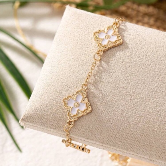 NWT Four Leaf Clover Bracelet - Picture 4 of 4